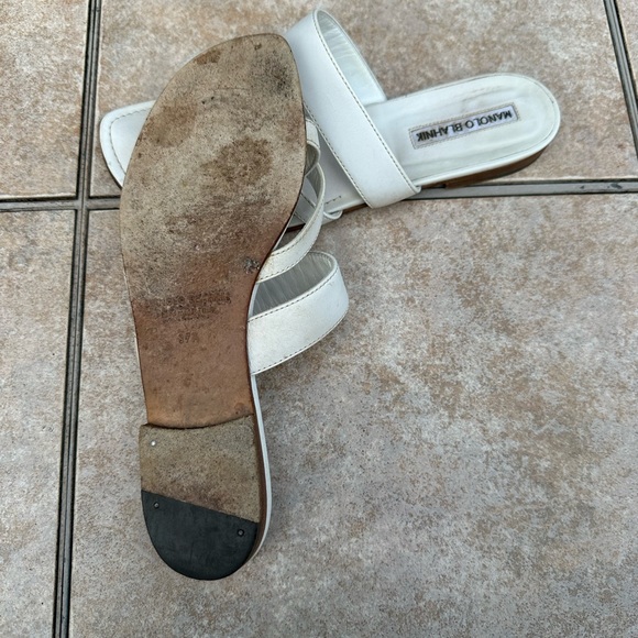 Manolo Blahnik
Susa Flat Leather Sandals - Picture 14 of 15